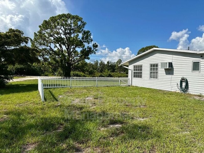 Building Photo - 15551 Park Way