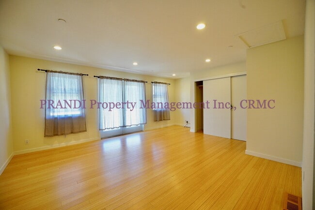 Building Photo - Sun Valley Duplex with Garage and Great La...