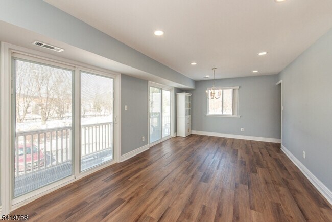 Foto del edificio - 56 Woods Edge Dr