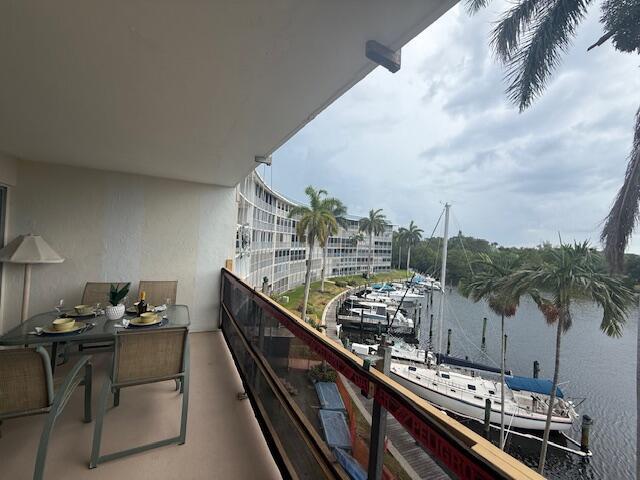 Foto del edificio - 1319 E Hillsboro Blvd
