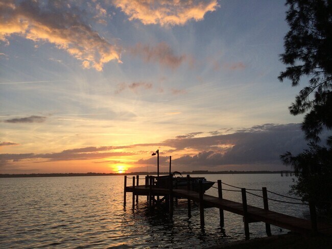 Foto del edificio - 1467 Newfound Harbor Dr