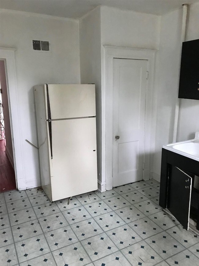 Building Photo - 1529 Homestead St