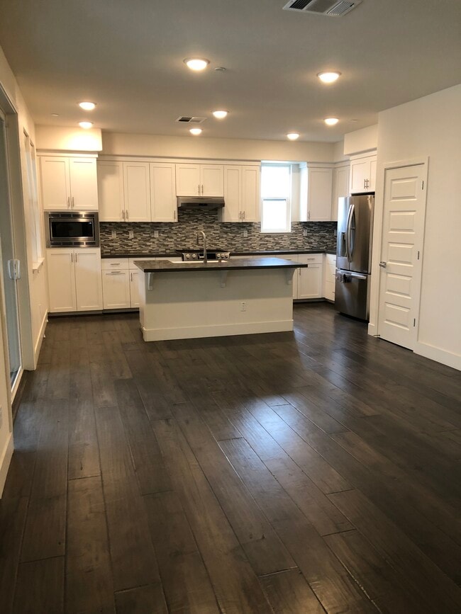 Building Photo - 447 McCall Ln