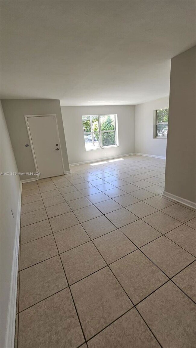 Foto del edificio - 3621 Ponce de Leon Blvd