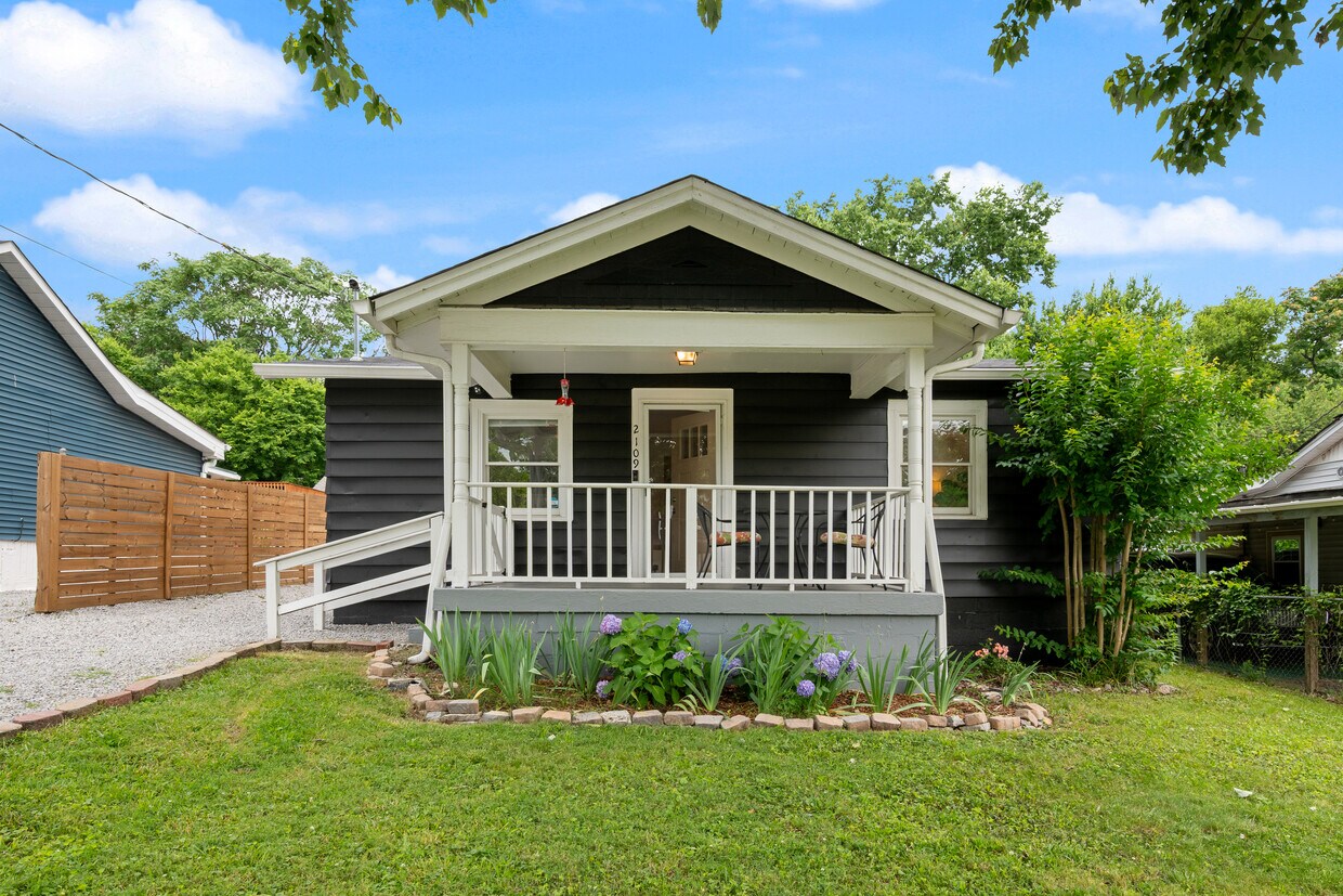 Foto principal - 2109B Sadler Ave