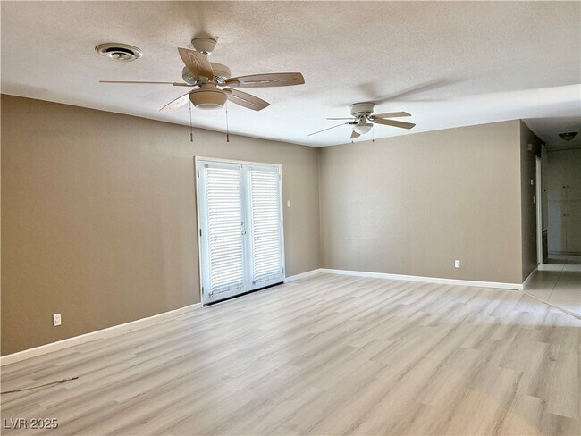 Foto del edificio - 5904 Iris Ave