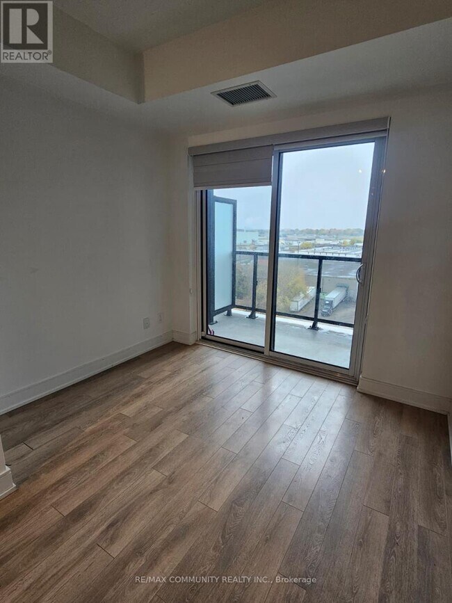 Photo du bâtiment - 1350 Ellesmere Rd