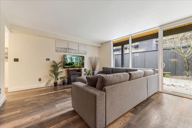 Photo - Furnished three bedroom condo on the lake ...