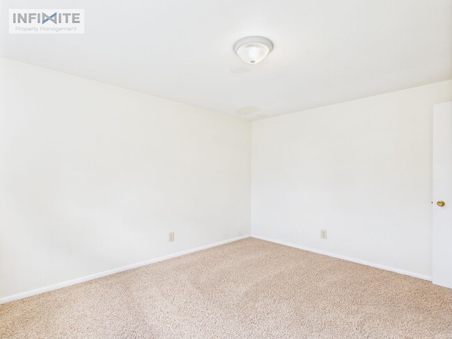 Building Photo - 3 Bedroom off East Valley Center!