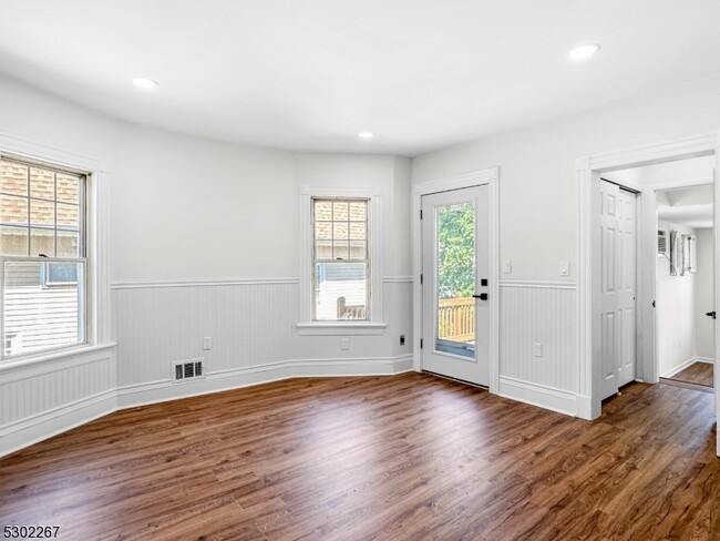 Building Photo - 19 E Clay Ave