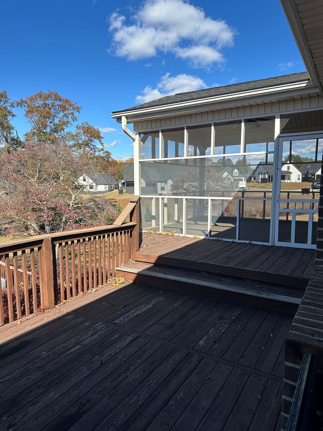 Foto del edificio - HOME AVALIABLE FOR RENT ON 2 ACRES!