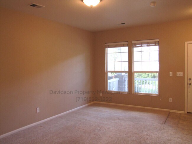 Foto del edificio - Beautiful 2 Bedroom Townhouse Near The Air...
