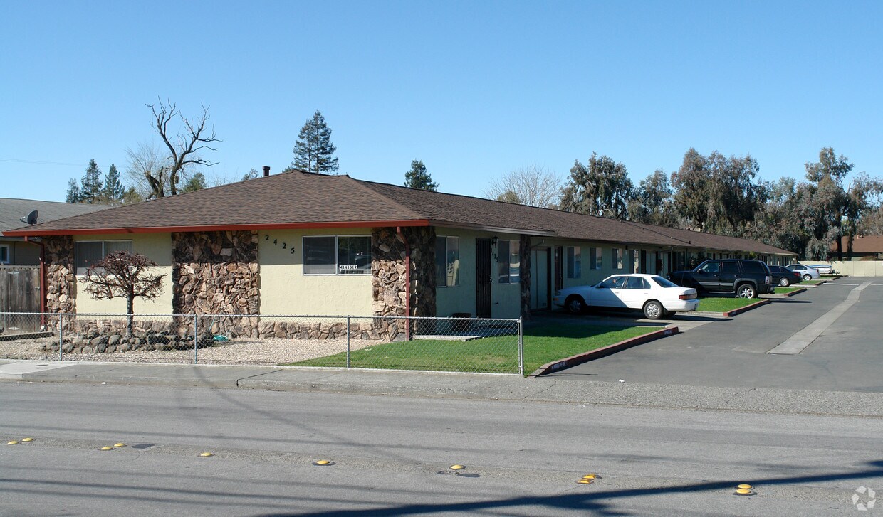 2425 Corby Ave. - 2425 Corby Ave