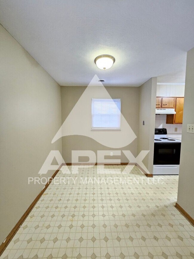 Building Photo - Spacious Top Floor 1 Bd - 1Ba Apartment in Fountain City!