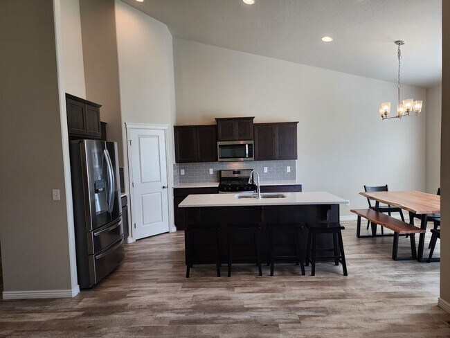 Building Photo - Beautiful, Immaculate Home in Northwest Tw...