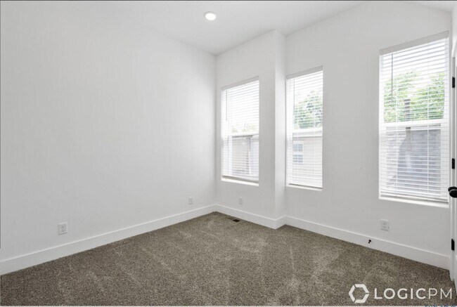 Foto del edificio - Stunning Mid-Row Townhome Near Downtown SLC!