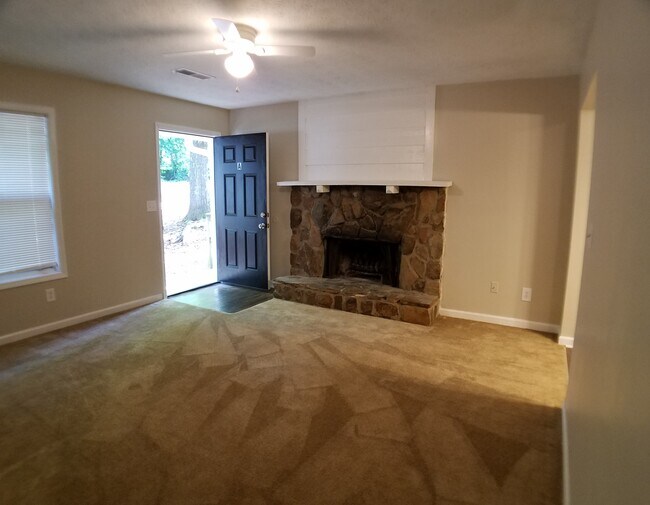 Living Room - 816 Bellemeade Way SW
