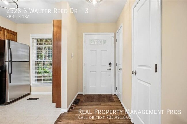 Building Photo - 2528 S Walter Reed Dr