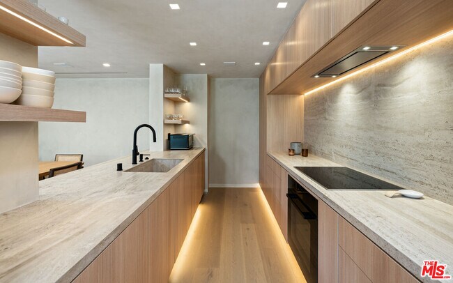 Building Photo - 8787 Shoreham Dr