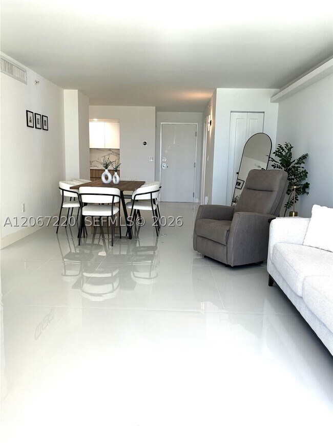 Foto del edificio - 6917 Collins Ave