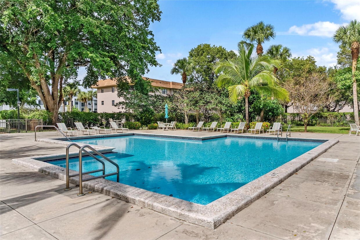 Primary Photo - 6075 N Sabal Palm Blvd