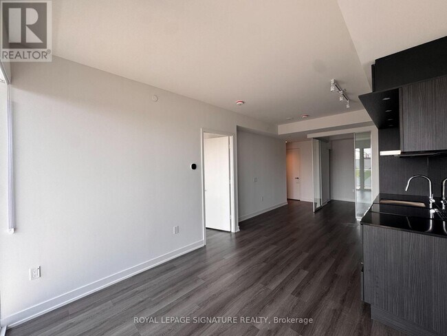 Building Photo - 448 Burnhamthorpe Rd W