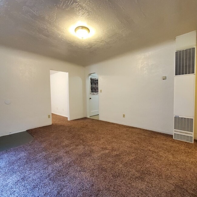 Building Photo - Cozy 2 Bed, 1 Bath Home close to Burkhart ...