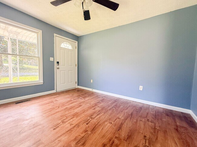 Foto del edificio - Charming 2-Bedroom Home with Fenced Yard + Covered Back Porch in the Heart of Cookeville