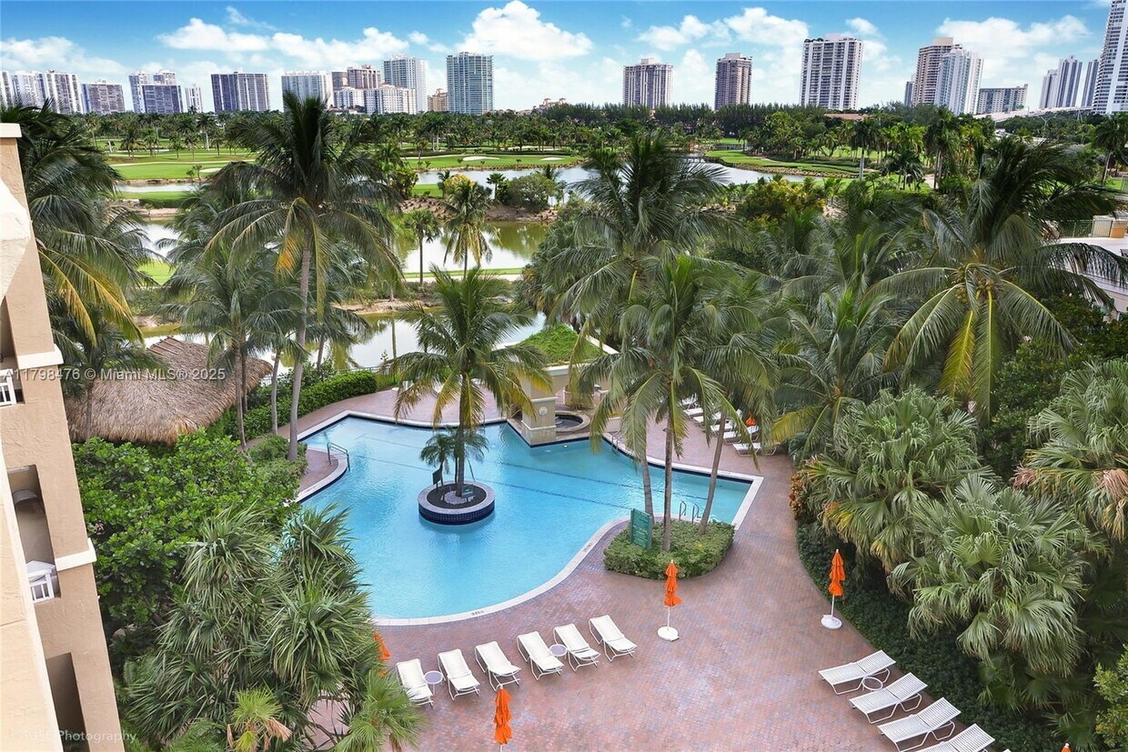 Foto principal - 19501 W Country Club Dr