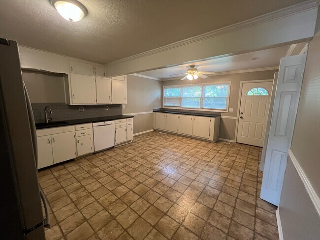 Foto del edificio - 8460 Robinson St