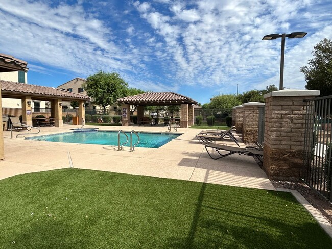 Foto del edificio - 4 bed + Loft 3 bath, Private Pool/Gated Co...