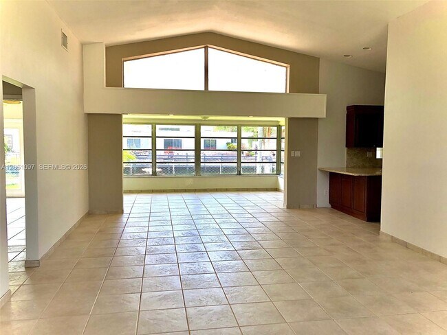 Foto del edificio - 2560 NE 200th St