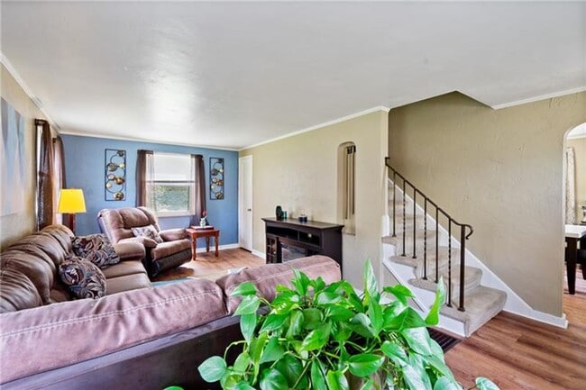 Building Photo - Fully Updated 3 Bed/1 Bath Home - Integral Garage, Laundry in Basement - Available Now in Penn Hi...