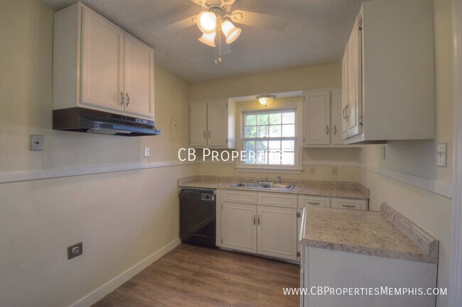 Foto del edificio - 2 Story Home