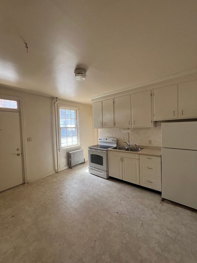 Building Photo - 128 S West St