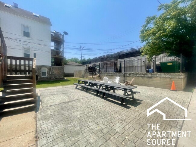 Building Photo - 2646 N Marshfield Ave
