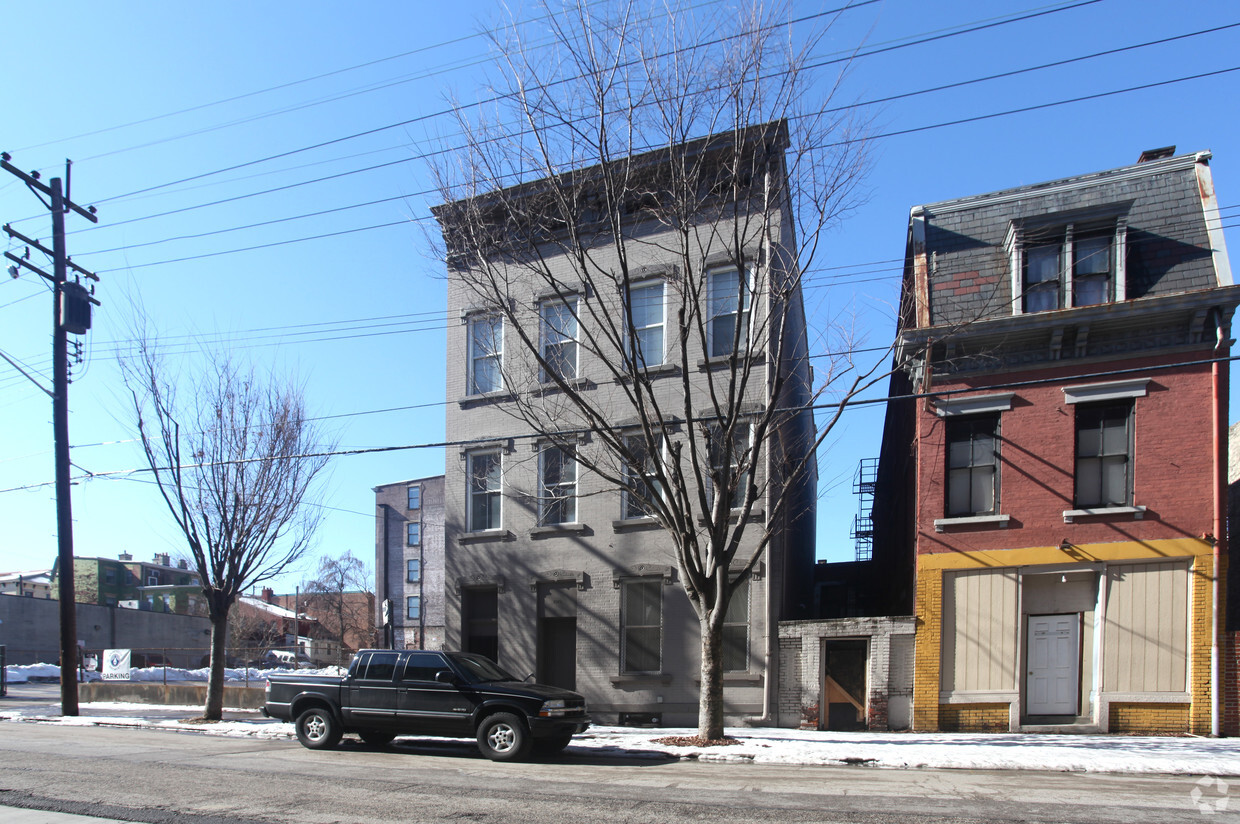 Building Photo - 1919 Elm St