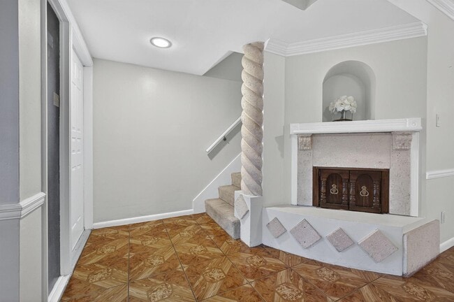 Building Photo - 323 Sandtree Dr
