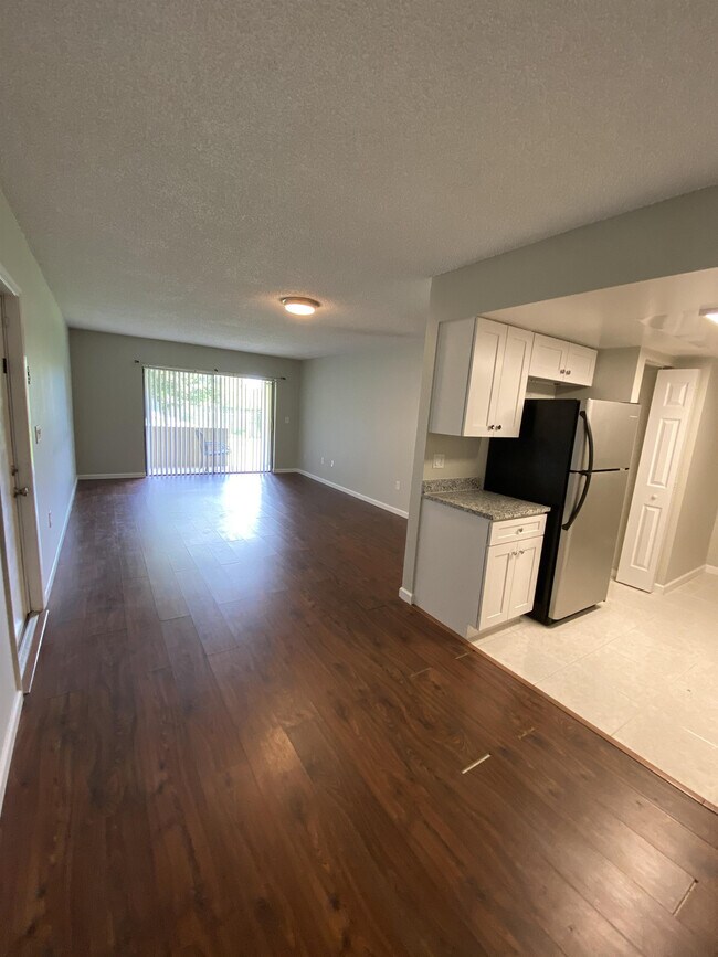 Building Photo - 5237 Vineland Rd