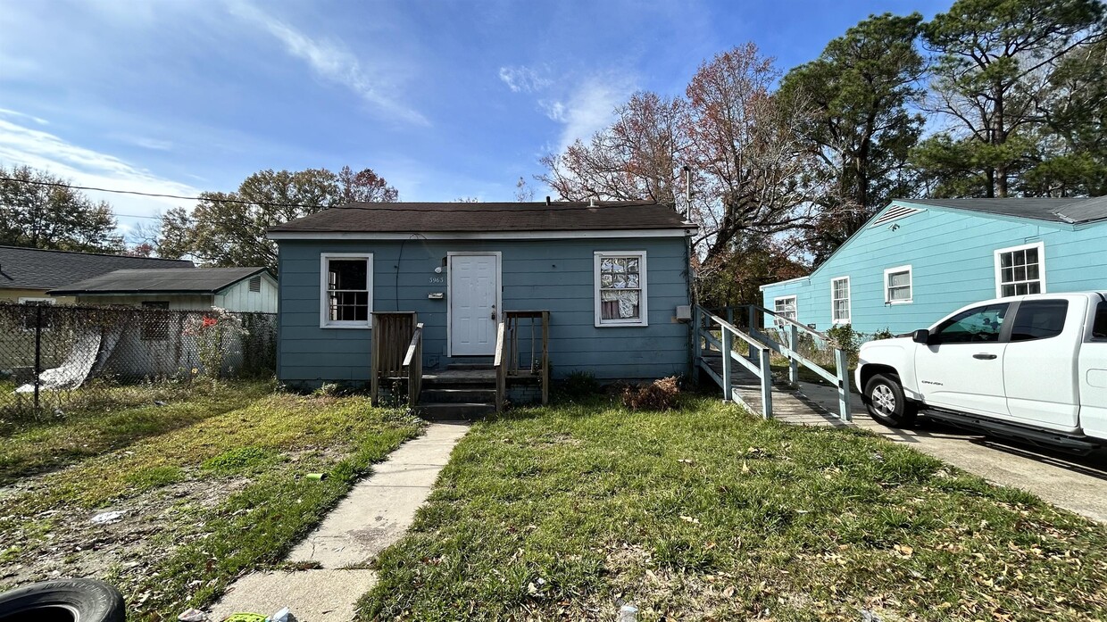 Primary Photo - 3963 N Foster Dr
