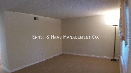 Foto del edificio - Beautiful Two-Story Townhome Loaded with A...