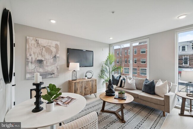 Foto del edificio - 6604 Ridge Ave