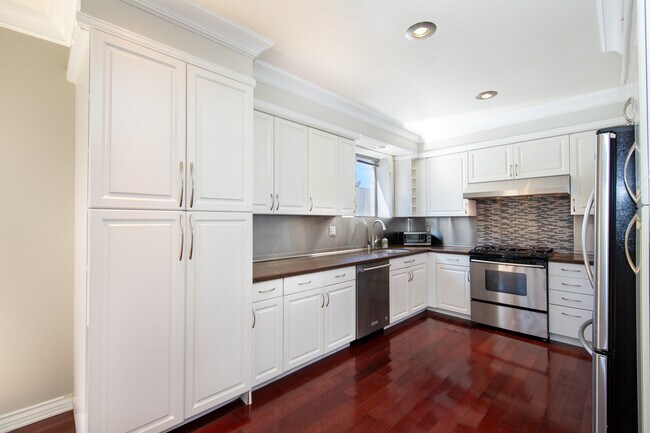 Building Photo - 531 N Rossmore