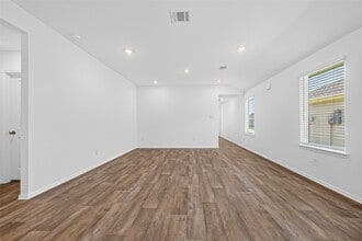 Building Photo - 3030 Lake Crest Dr