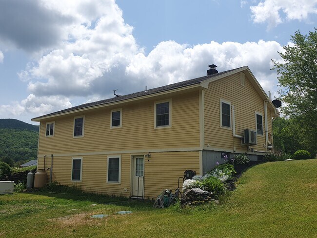 Building Photo - 372 W Rd