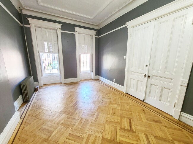 Building Photo - 604 Halsey St