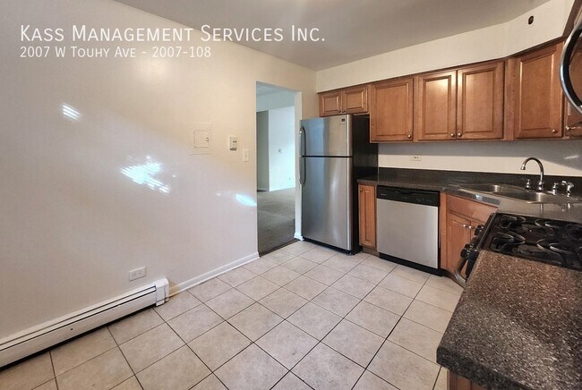 Building Photo - Huge 2 Bedroom 2 bath in Rodgers Park - St...