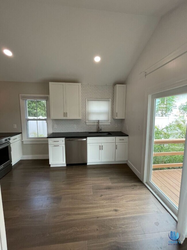 Building Photo - Adorable Bungalow in the Heart of Gulfport