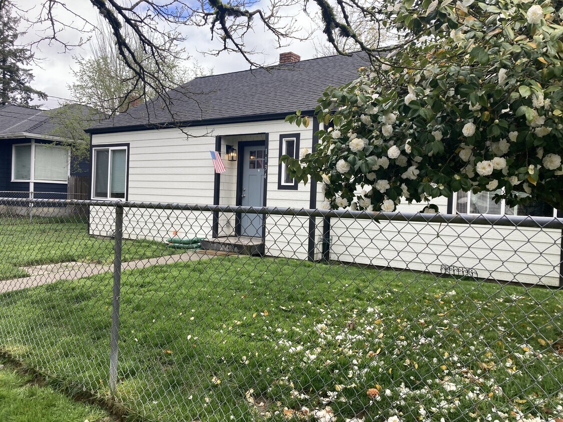 Foto principal - 1134 N Rainier Ave