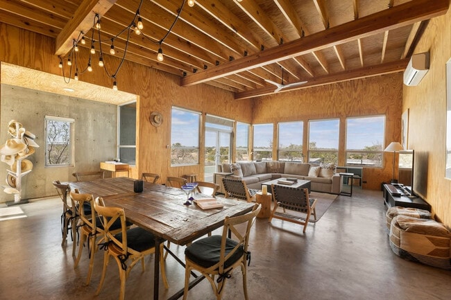 Foto del edificio - 12041-108 W Ranch Rd 152